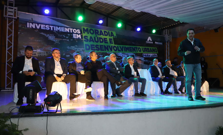 Governador entrega títulos de propriedade e confirma investimentos na Lapa