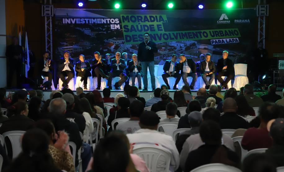 Governador entrega títulos de propriedade e confirma investimentos na Lapa