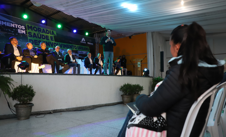 Governador entrega títulos de propriedade e confirma investimentos na Lapa