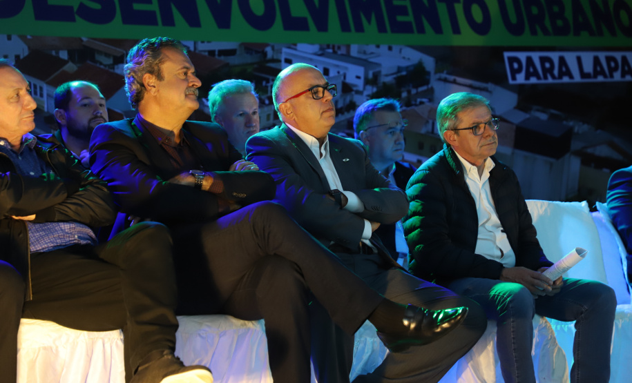 Governador entrega títulos de propriedade e confirma investimentos na Lapa