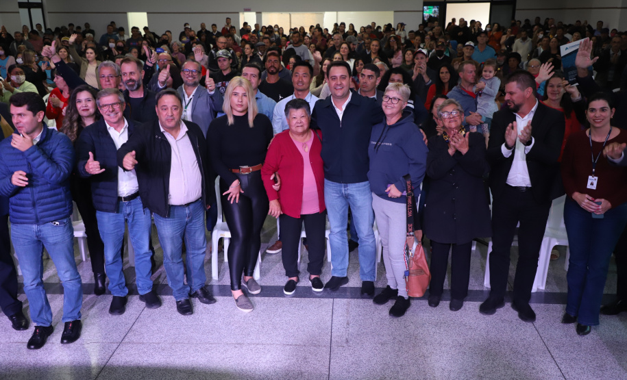 Governador entrega títulos de propriedade e confirma investimentos na Lapa