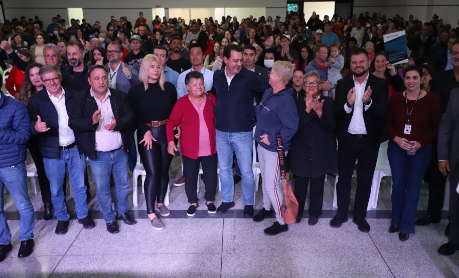 Governador entrega títulos de propriedade e confirma investimentos na Lapa