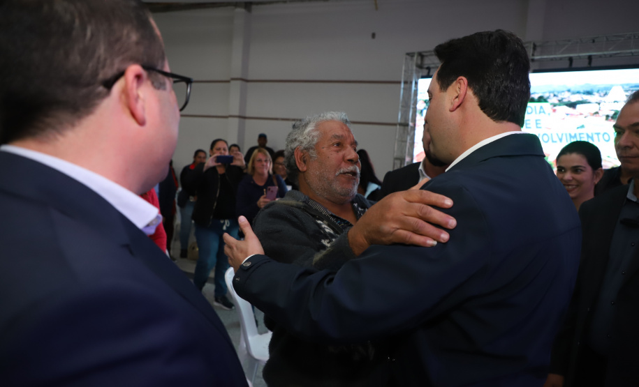 Governador entrega títulos de propriedade e confirma investimentos na Lapa