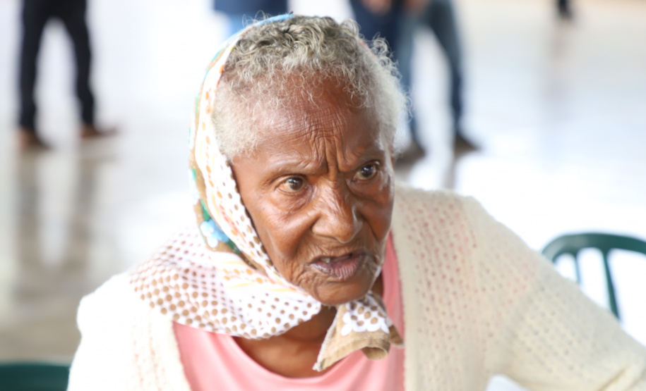 O governador Carlos Massa Ratinho Junior entregou nesta quinta-feira (12) as matrículas imobiliárias, com registro dos títulos em cartório, que regularizam a posse e o direito da moradia a 131 famílias de Ribeirão do Pinhal, no Norte Pioneiro.