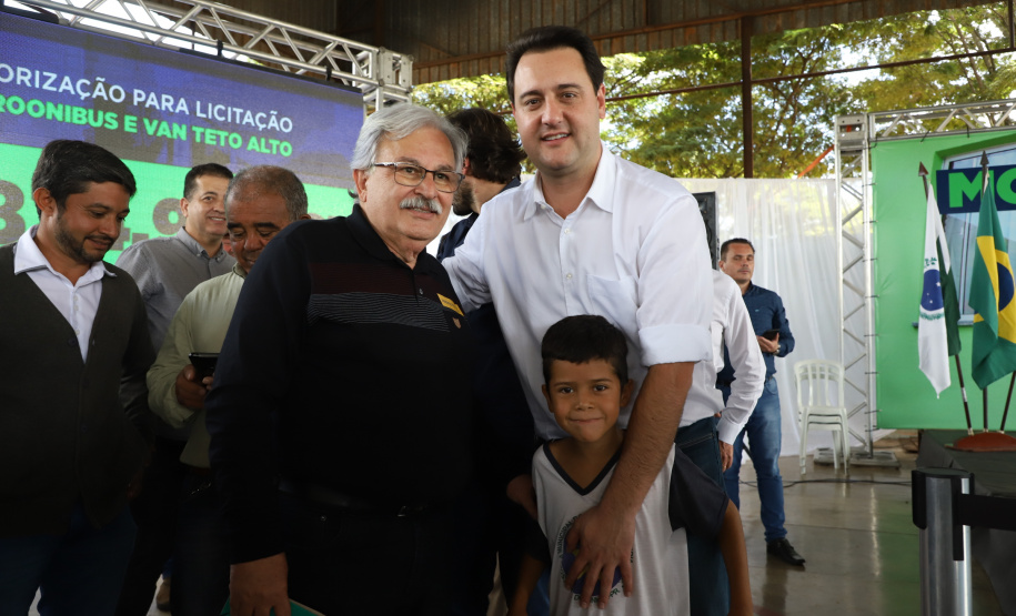 O governador Carlos Massa Ratinho Junior entregou nesta quinta-feira (12) as matrículas imobiliárias, com registro dos títulos em cartório, que regularizam a posse e o direito da moradia a 131 famílias de Ribeirão do Pinhal, no Norte Pioneiro.