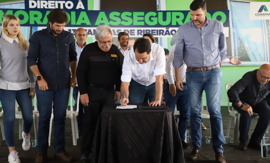 Durante a passagem por Ribeirão do Pinhal, no Norte Pioneiro, nesta quinta-feira (12), o governador Carlos Massa Ratinho Junior autorizou a liberação de mais R$ 884,2 mil para ações na área da saúde.