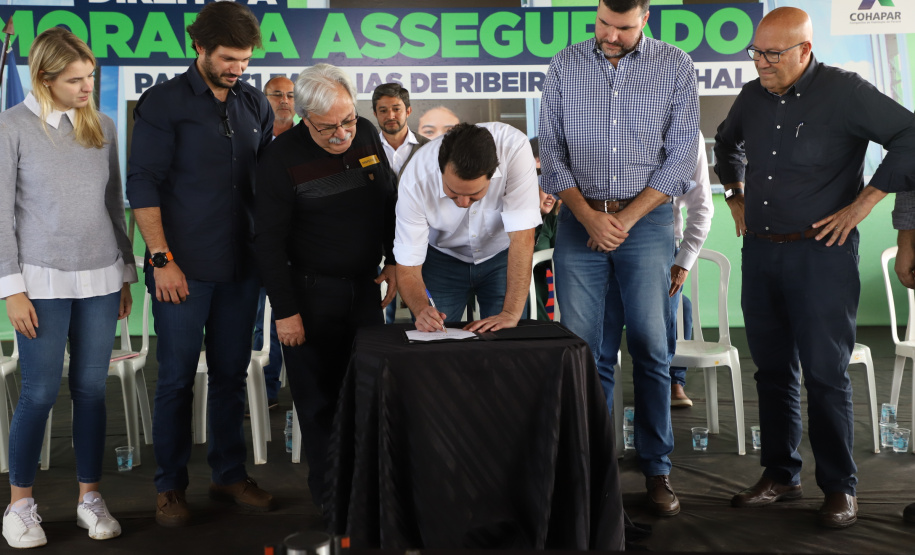 Durante a passagem por Ribeirão do Pinhal, no Norte Pioneiro, nesta quinta-feira (12), o governador Carlos Massa Ratinho Junior autorizou a liberação de mais R$ 884,2 mil para ações na área da saúde.