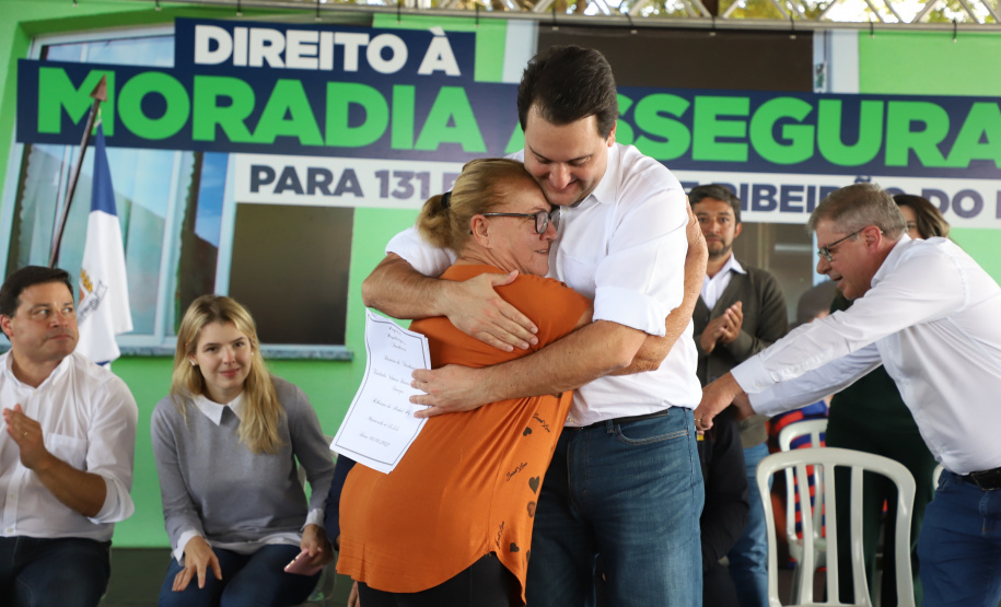 O governador Carlos Massa Ratinho Junior entregou nesta quinta-feira (12) as matrículas imobiliárias, com registro dos títulos em cartório, que regularizam a posse e o direito da moradia a 131 famílias de Ribeirão do Pinhal, no Norte Pioneiro.