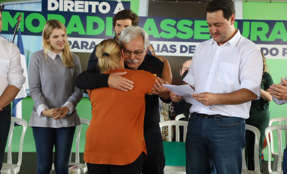 O governador Carlos Massa Ratinho Junior entregou nesta quinta-feira (12) as matrículas imobiliárias, com registro dos títulos em cartório, que regularizam a posse e o direito da moradia a 131 famílias de Ribeirão do Pinhal, no Norte Pioneiro.