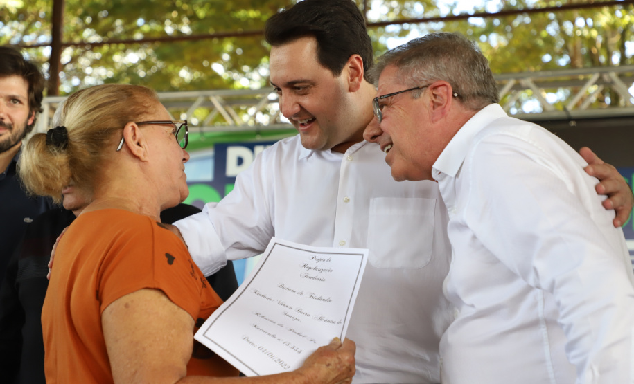 O governador Carlos Massa Ratinho Junior entregou nesta quinta-feira (12) as matrículas imobiliárias, com registro dos títulos em cartório, que regularizam a posse e o direito da moradia a 131 famílias de Ribeirão do Pinhal, no Norte Pioneiro.