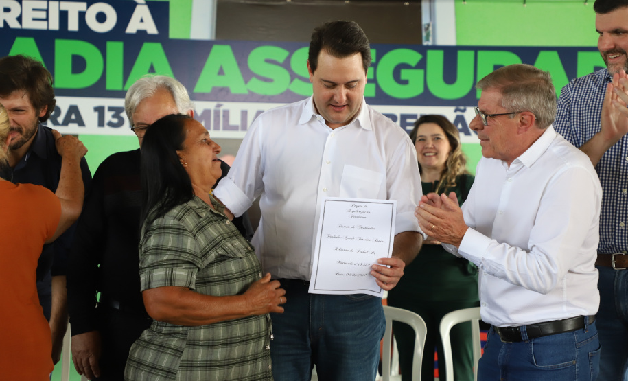 O governador Carlos Massa Ratinho Junior entregou nesta quinta-feira (12) as matrículas imobiliárias, com registro dos títulos em cartório, que regularizam a posse e o direito da moradia a 131 famílias de Ribeirão do Pinhal, no Norte Pioneiro.