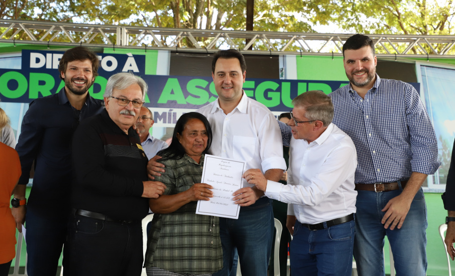 O governador Carlos Massa Ratinho Junior entregou nesta quinta-feira (12) as matrículas imobiliárias, com registro dos títulos em cartório, que regularizam a posse e o direito da moradia a 131 famílias de Ribeirão do Pinhal, no Norte Pioneiro.