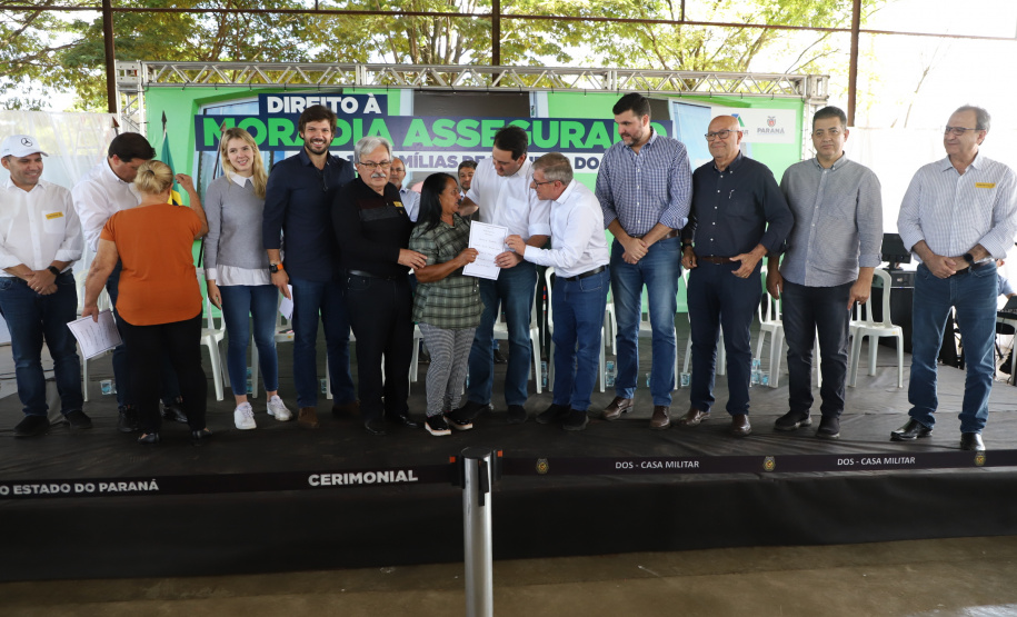 O governador Carlos Massa Ratinho Junior entregou nesta quinta-feira (12) as matrículas imobiliárias, com registro dos títulos em cartório, que regularizam a posse e o direito da moradia a 131 famílias de Ribeirão do Pinhal, no Norte Pioneiro.