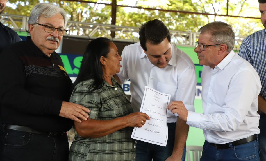 O governador Carlos Massa Ratinho Junior entregou nesta quinta-feira (12) as matrículas imobiliárias, com registro dos títulos em cartório, que regularizam a posse e o direito da moradia a 131 famílias de Ribeirão do Pinhal, no Norte Pioneiro.