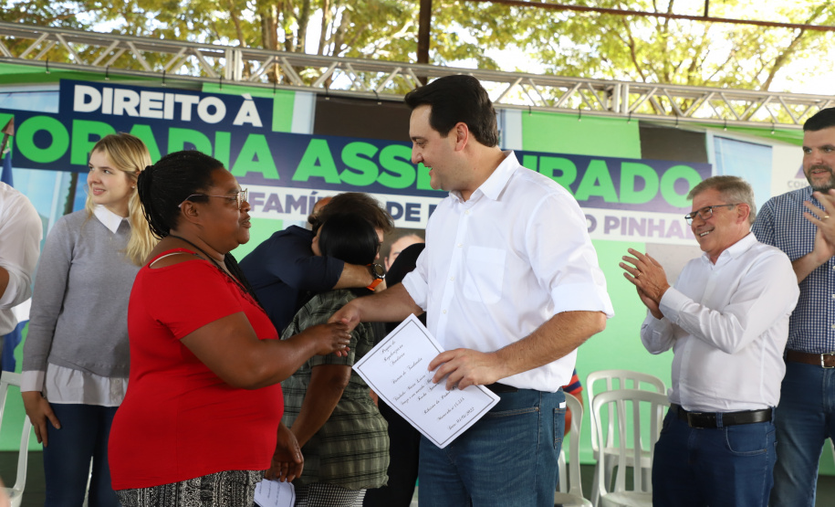 O governador Carlos Massa Ratinho Junior entregou nesta quinta-feira (12) as matrículas imobiliárias, com registro dos títulos em cartório, que regularizam a posse e o direito da moradia a 131 famílias de Ribeirão do Pinhal, no Norte Pioneiro.
