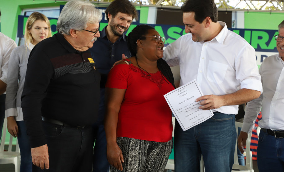 O governador Carlos Massa Ratinho Junior entregou nesta quinta-feira (12) as matrículas imobiliárias, com registro dos títulos em cartório, que regularizam a posse e o direito da moradia a 131 famílias de Ribeirão do Pinhal, no Norte Pioneiro.