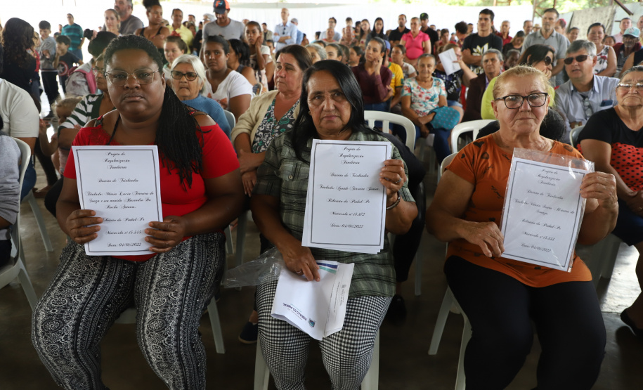 O governador Carlos Massa Ratinho Junior entregou nesta quinta-feira (12) as matrículas imobiliárias, com registro dos títulos em cartório, que regularizam a posse e o direito da moradia a 131 famílias de Ribeirão do Pinhal, no Norte Pioneiro.