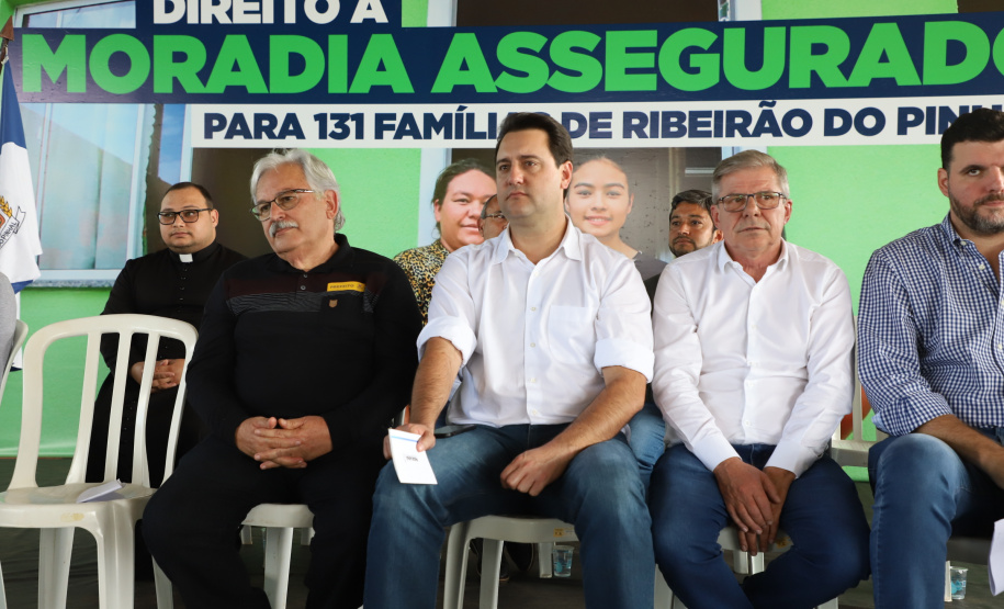 O governador Carlos Massa Ratinho Junior entregou nesta quinta-feira (12) as matrículas imobiliárias, com registro dos títulos em cartório, que regularizam a posse e o direito da moradia a 131 famílias de Ribeirão do Pinhal, no Norte Pioneiro.