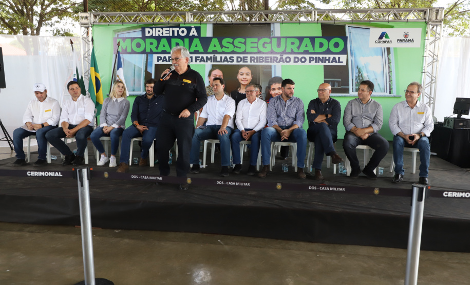 O governador Carlos Massa Ratinho Junior entregou nesta quinta-feira (12) as matrículas imobiliárias, com registro dos títulos em cartório, que regularizam a posse e o direito da moradia a 131 famílias de Ribeirão do Pinhal, no Norte Pioneiro.