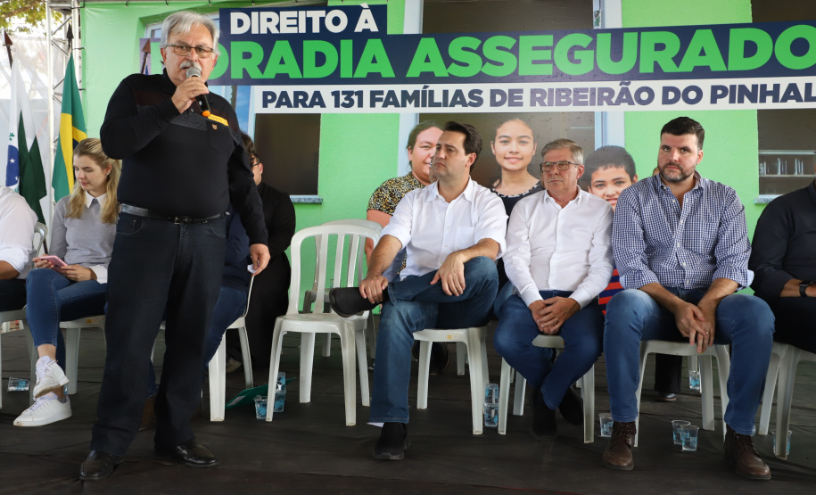 O governador Carlos Massa Ratinho Junior entregou nesta quinta-feira (12) as matrículas imobiliárias, com registro dos títulos em cartório, que regularizam a posse e o direito da moradia a 131 famílias de Ribeirão do Pinhal, no Norte Pioneiro.