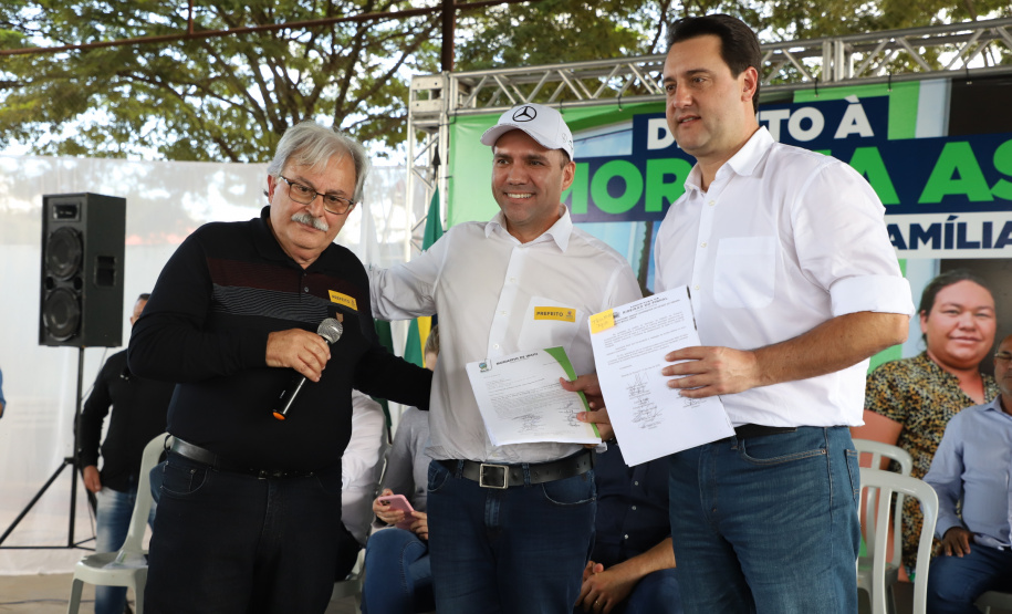 O governador Carlos Massa Ratinho Junior entregou nesta quinta-feira (12) as matrículas imobiliárias, com registro dos títulos em cartório, que regularizam a posse e o direito da moradia a 131 famílias de Ribeirão do Pinhal, no Norte Pioneiro.