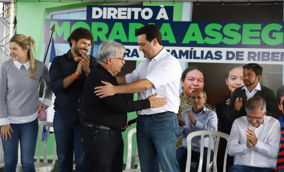 O governador Carlos Massa Ratinho Junior entregou nesta quinta-feira (12) as matrículas imobiliárias, com registro dos títulos em cartório, que regularizam a posse e o direito da moradia a 131 famílias de Ribeirão do Pinhal, no Norte Pioneiro.