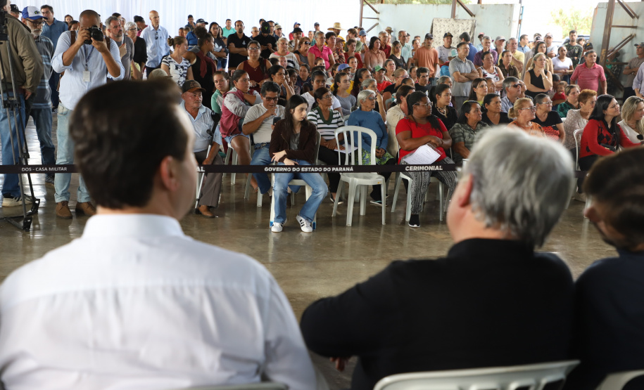O governador Carlos Massa Ratinho Junior entregou nesta quinta-feira (12) as matrículas imobiliárias, com registro dos títulos em cartório, que regularizam a posse e o direito da moradia a 131 famílias de Ribeirão do Pinhal, no Norte Pioneiro.