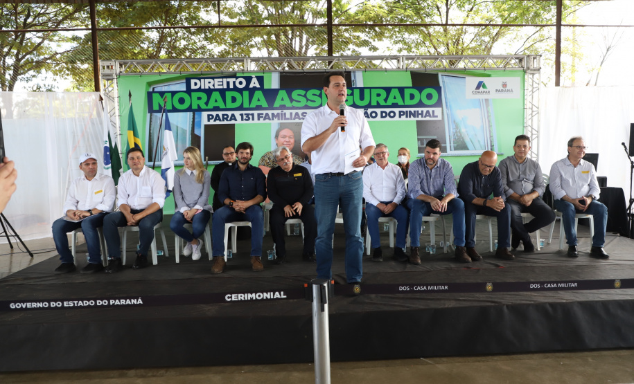 O governador Carlos Massa Ratinho Junior entregou nesta quinta-feira (12) as matrículas imobiliárias, com registro dos títulos em cartório, que regularizam a posse e o direito da moradia a 131 famílias de Ribeirão do Pinhal, no Norte Pioneiro.