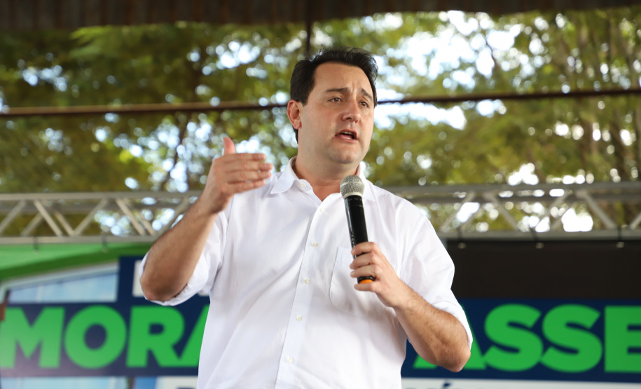 O governador Carlos Massa Ratinho Junior entregou nesta quinta-feira (12) as matrículas imobiliárias, com registro dos títulos em cartório, que regularizam a posse e o direito da moradia a 131 famílias de Ribeirão do Pinhal, no Norte Pioneiro.