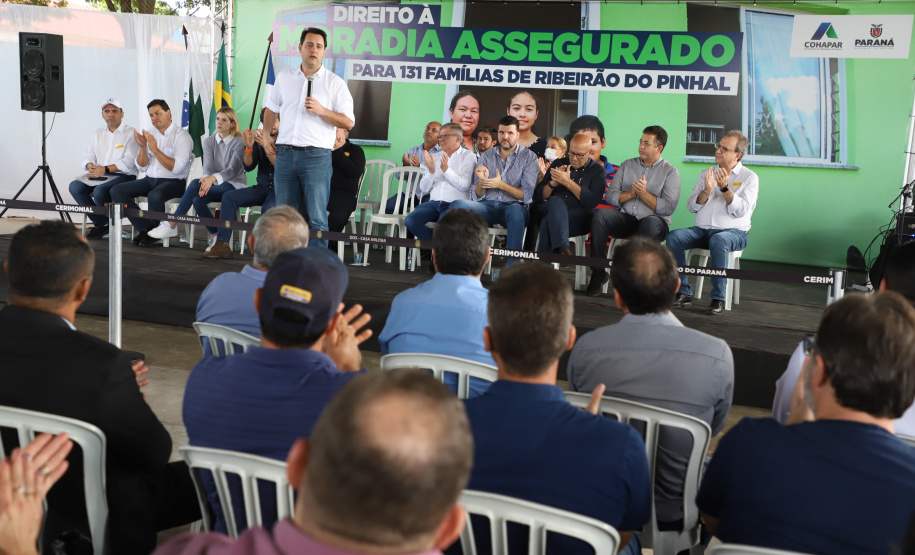 O governador Carlos Massa Ratinho Junior entregou nesta quinta-feira (12) as matrículas imobiliárias, com registro dos títulos em cartório, que regularizam a posse e o direito da moradia a 131 famílias de Ribeirão do Pinhal, no Norte Pioneiro.