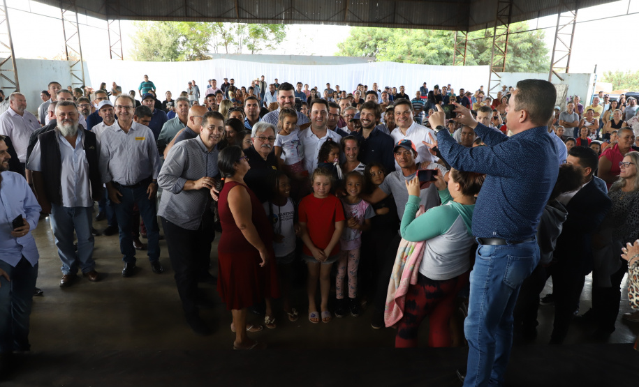 O governador Carlos Massa Ratinho Junior entregou nesta quinta-feira (12) as matrículas imobiliárias, com registro dos títulos em cartório, que regularizam a posse e o direito da moradia a 131 famílias de Ribeirão do Pinhal, no Norte Pioneiro.