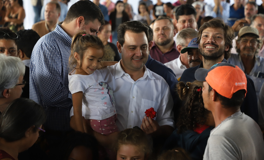 O governador Carlos Massa Ratinho Junior entregou nesta quinta-feira (12) as matrículas imobiliárias, com registro dos títulos em cartório, que regularizam a posse e o direito da moradia a 131 famílias de Ribeirão do Pinhal, no Norte Pioneiro.