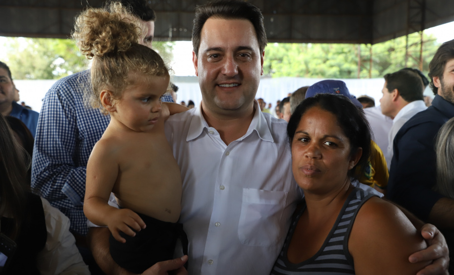 O governador Carlos Massa Ratinho Junior entregou nesta quinta-feira (12) as matrículas imobiliárias, com registro dos títulos em cartório, que regularizam a posse e o direito da moradia a 131 famílias de Ribeirão do Pinhal, no Norte Pioneiro.