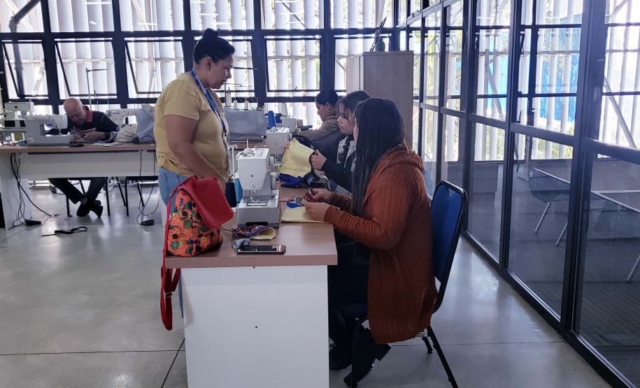 Portos do Paraná leva capacitação para moradoras da ilha de Piaçaguera