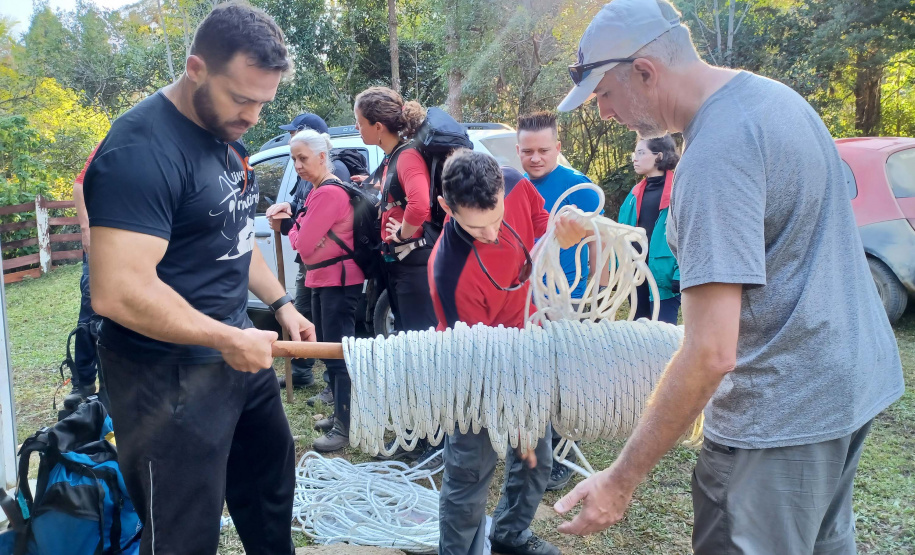 Manutenção das trilhas do Pico Paraná marcam início das atividades educativas da Semana do Meio Ambiente no Estado