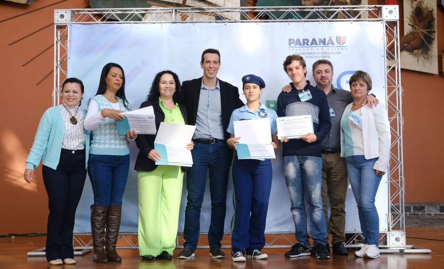 Alunos ganhadores do Redação Nota 10 participam de premiação em visita a Curitiba