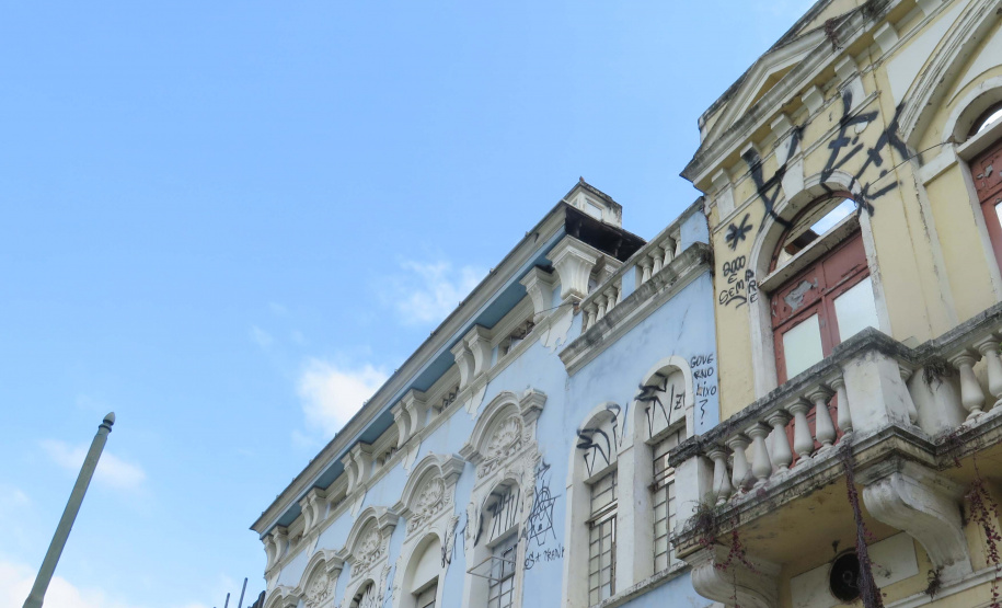 ​A Secretaria da Administração e da Previdência (Seap), por meio do Departamento de Patrimônio do Estado (DPE), realizará no dia 24 de maio a alienação de dois imóveis do patrimônio público que se encontram desocupados. um dos imóveis fica em Curitiba, e o outro em Medianeira - Curitiba, 05/05/2022 ​