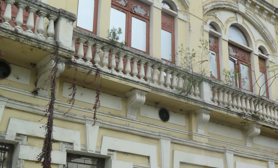 ​A Secretaria da Administração e da Previdência (Seap), por meio do Departamento de Patrimônio do Estado (DPE), realizará no dia 24 de maio a alienação de dois imóveis do patrimônio público que se encontram desocupados. um dos imóveis fica em Curitiba, e o outro em Medianeira - Curitiba, 05/05/2022 ​