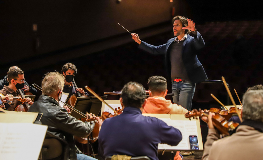 Orquestra Sinfônica do Paraná tem concertos lotados no fim de semana -  O programa Clássicos Sertanejos e o programa especial de aniversário da OSP foram apresentados nas cidades de Londrina e Maringá - 28/29/05/2022 -