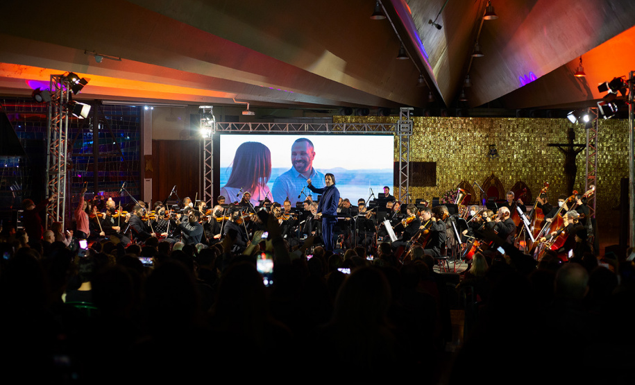 Orquestra Sinfônica do Paraná reúne público de Cascavel para concerto sertanejo