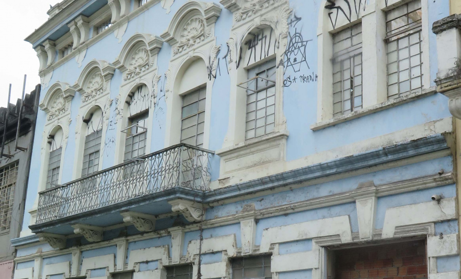 ​A Secretaria da Administração e da Previdência (Seap), por meio do Departamento de Patrimônio do Estado (DPE), realizará no dia 24 de maio a alienação de dois imóveis do patrimônio público que se encontram desocupados. um dos imóveis fica em Curitiba, e o outro em Medianeira - Curitiba, 05/05/2022 ​