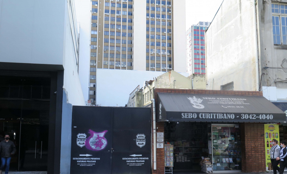 ​A Secretaria da Administração e da Previdência (Seap), por meio do Departamento de Patrimônio do Estado (DPE), realizará no dia 24 de maio a alienação de dois imóveis do patrimônio público que se encontram desocupados. um dos imóveis fica em Curitiba, e o outro em Medianeira - Curitiba, 05/05/2022 ​