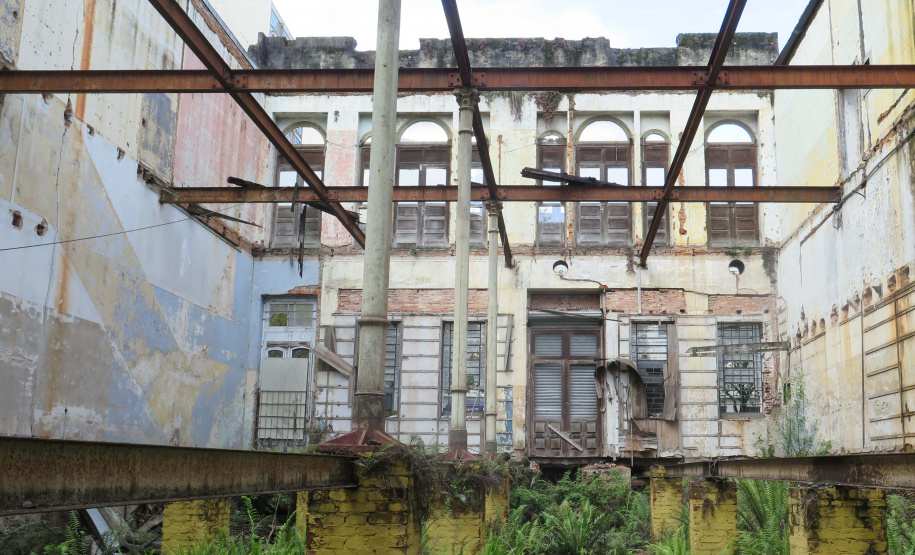 ​A Secretaria da Administração e da Previdência (Seap), por meio do Departamento de Patrimônio do Estado (DPE), realizará no dia 24 de maio a alienação de dois imóveis do patrimônio público que se encontram desocupados. um dos imóveis fica em Curitiba, e o outro em Medianeira - Curitiba, 05/05/2022 ​