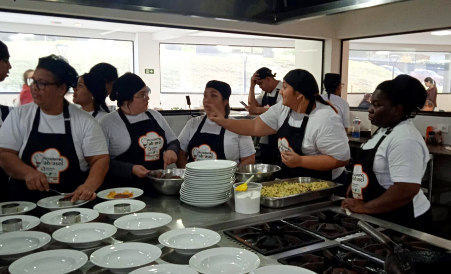 Imigrantes estrangeiros recebem capacitação gratuita para trabalhar em bares e restaurantes