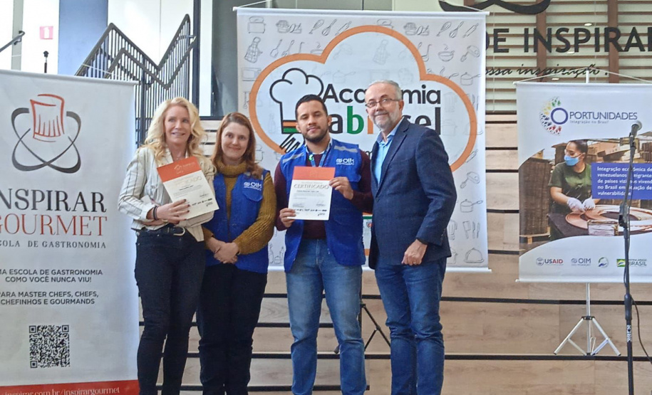 Imigrantes estrangeiros recebem capacitação gratuita para trabalhar em bares e restaurantes