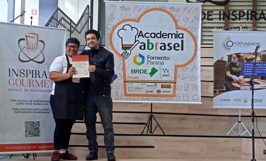 Imigrantes estrangeiros recebem capacitação gratuita para trabalhar em bares e restaurantes