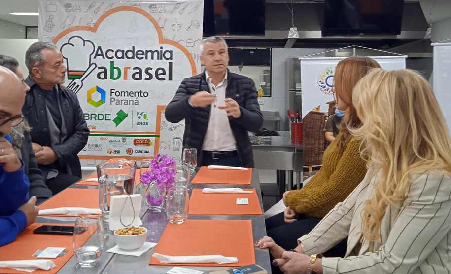 Imigrantes estrangeiros recebem capacitação gratuita para trabalhar em bares e restaurantes