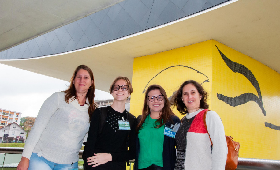 Ganhadores do Redação Nota 10 participam de premiação em visita a Curitiba