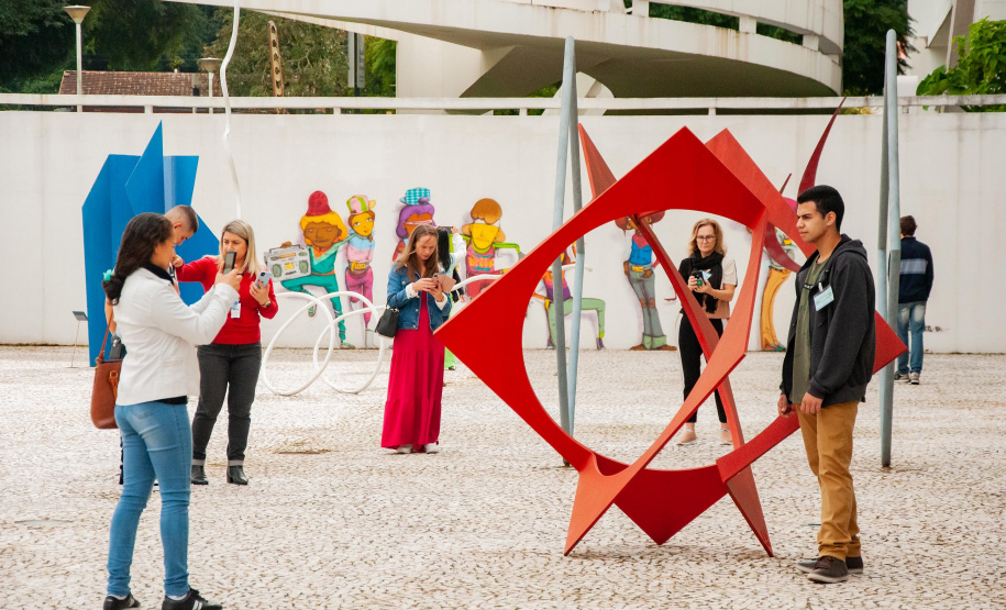 Ganhadores do Redação Nota 10 participam de premiação em visita a Curitiba