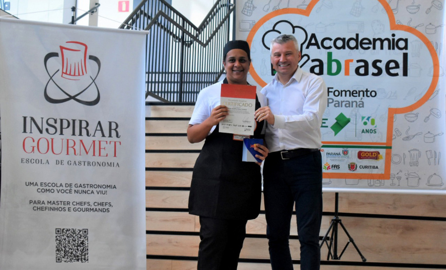 Imigrantes estrangeiros recebem capacitação gratuita para trabalhar em bares e restaurantes